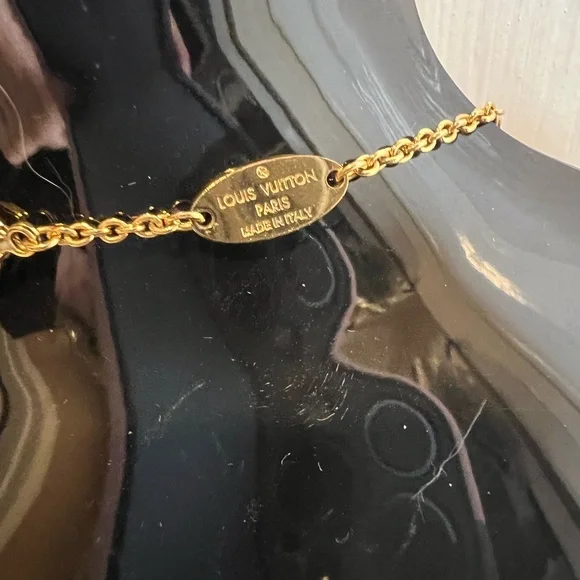 LOUIS VUITTON Essential V Necklace W Box & Dustbag